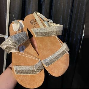 Shiny Daisy Fuentes sandals